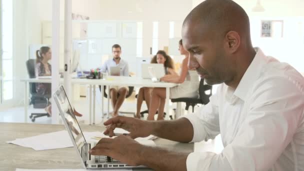 Homem usando laptop e fazendo anotações — Vídeo de Stock