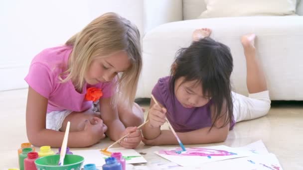 Dos niñas pintando cuadro — Vídeo de stock