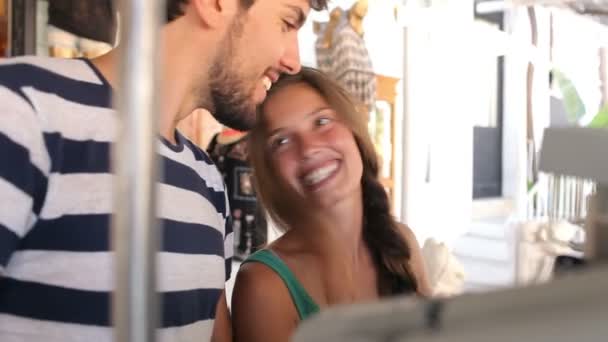 Casal jovem compras — Vídeo de Stock