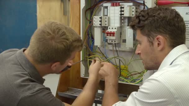 Обучение студентов быть электриками — стоковое видео