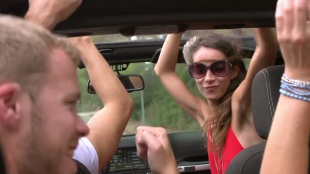 Les jeunes amis s'amusent en voiture — Video