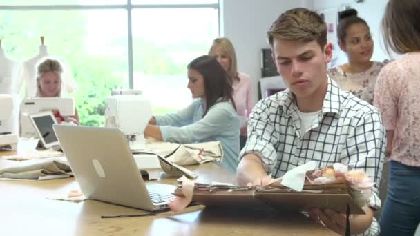 Studenten bestuderen van mode en Design — Stockvideo