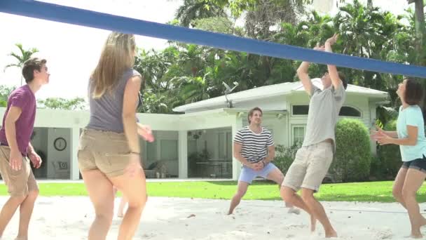 Jonge vrienden spelen volleybal — Stockvideo