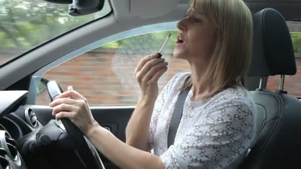 Mujer aplicando maquillaje en coche — Vídeos de Stock