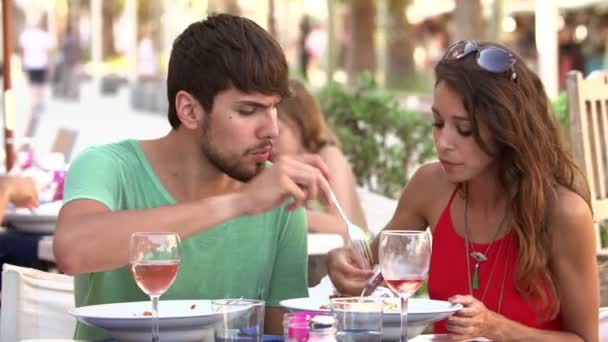 Mladý pár v restauraci — Stock video
