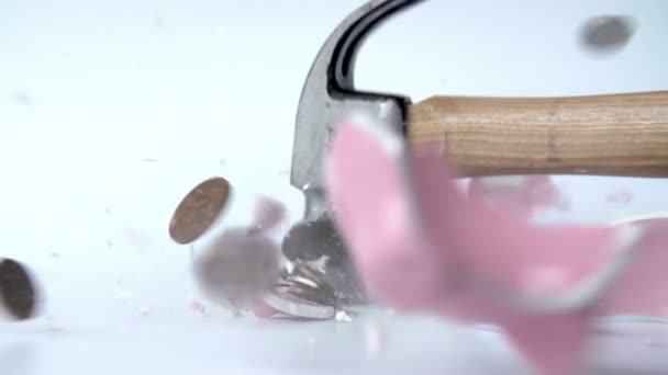 Hammer verpletterende roze spaarpot — Stockvideo