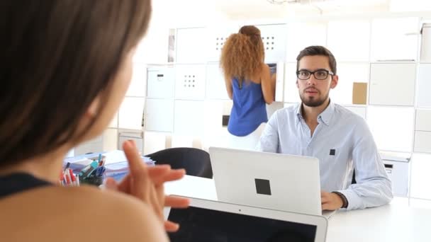 Gente de negocios haciendo entrevista — Vídeos de Stock