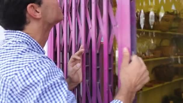 L'homme ferme les grilles roses — Video