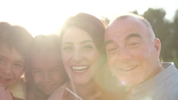 Multi generation familj poserar på kamera — Stockvideo