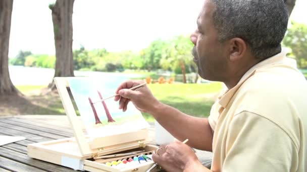 Uomo anziano pittura paesaggio — Video Stock
