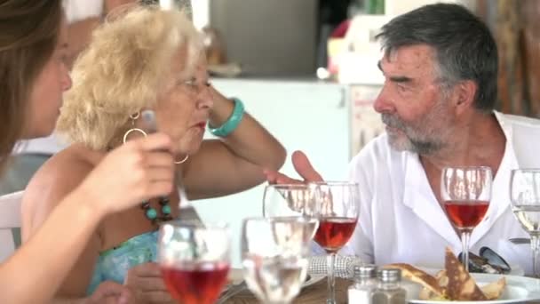 Famille multi génération au restaurant — Video