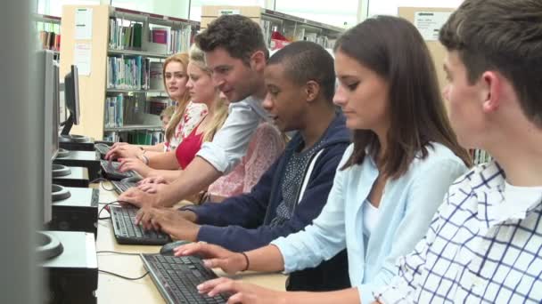 Студенты, работающие за компьютерами — стоковое видео