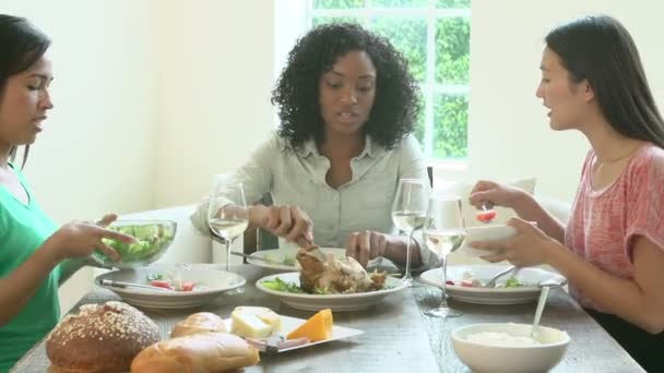 Novias disfrutando de la comida en casa — Vídeo de stock