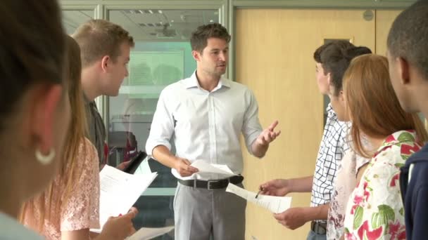 Profesor con estudiantes en el aula — Vídeo de stock