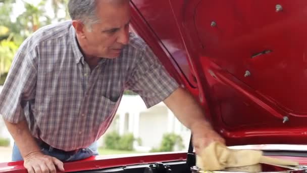 Hombre mayor trabajando en coche restaurado — Vídeos de Stock