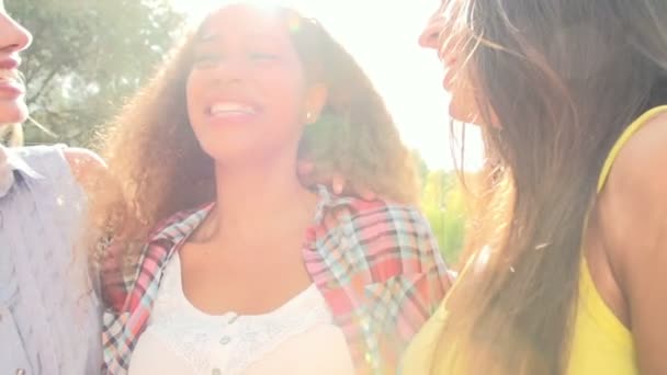 Meninas se divertindo ao ar livre — Vídeo de Stock