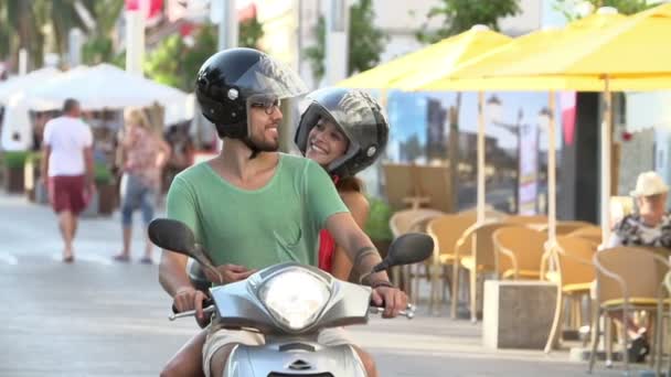 Paar fährt Motorroller — Stockvideo