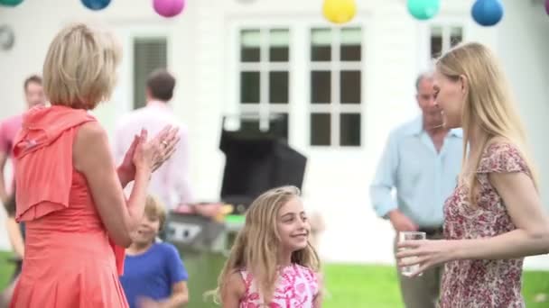 Familia celebrando cumpleaños en el jardín — Vídeos de Stock