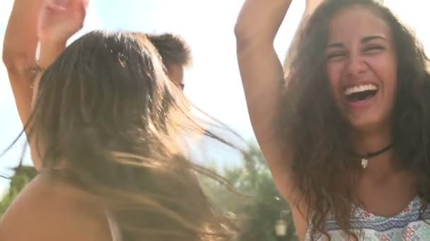 Adolescentes amigos bailando al aire libre — Vídeo de stock