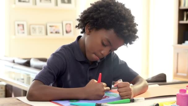 Niño dibujo en el escritorio — Vídeos de Stock