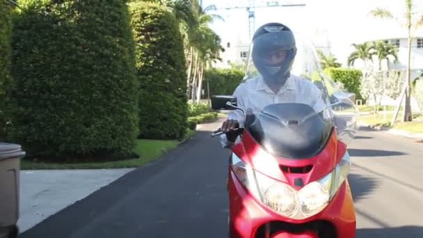 Homem cavalo motor scooter — Vídeo de Stock