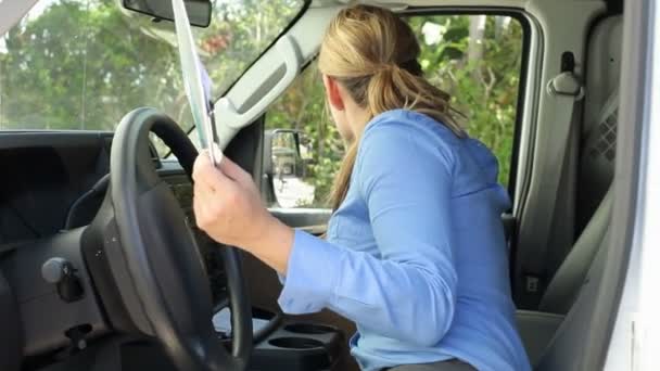 Entrega femenina conductor firma documentos — Vídeo de stock