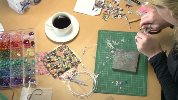 年轻的女人在家里制作珠宝 — 图库视频影像
