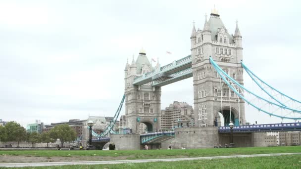 Tower Bridge met toeristen — Stockvideo