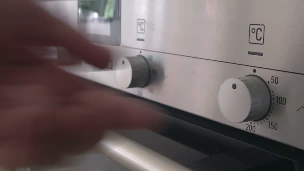 Hand instelling temperatuurregeling op Oven — Stockvideo