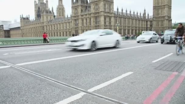 Komory parlamentu od Westminster Bridge s turisty — Stock video