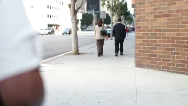 Pedestres na calçada em Los Angeles — Vídeo de Stock