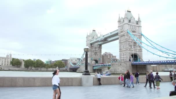 Tower Bridge met toeristen lopen — Stockvideo