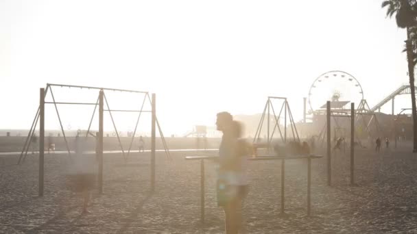 Matahari terbenam di atas pantai — Stok Video