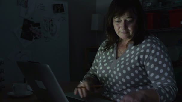 Reife Frau arbeitet spät am Laptop — Stockvideo