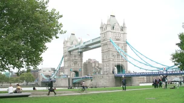 Tower Bridge met toeristen — Stockvideo