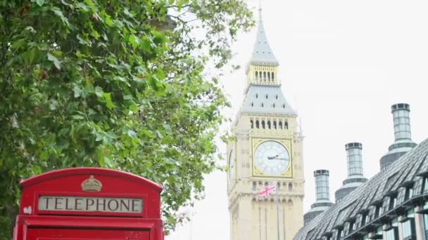 Vista del Big Ben con la caja de teléfono roja — Vídeo de stock