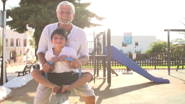 祖父与孙子在秋千上 — 图库视频影像