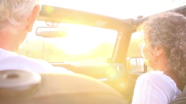 成熟的夫妇驾驶沿乡间小路 — 图库视频影像