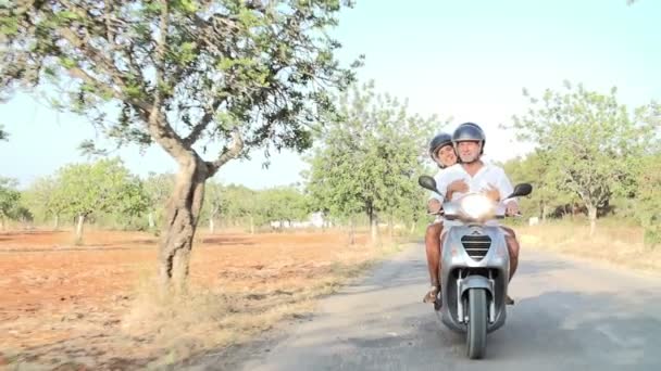 Pareja madura que monta la vespa del motor — Vídeo de stock