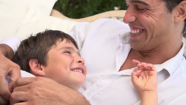 Père à la maison jouant avec le fils dans le jardin — Video