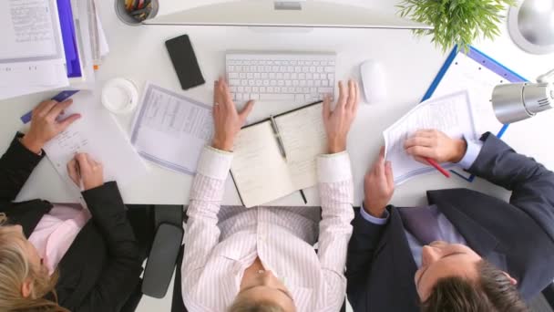 Бизнесмены, работающие в Office Computer — стоковое видео