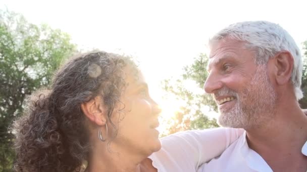 Slow Motion skott av romantiska äldre par utomhus — Stockvideo