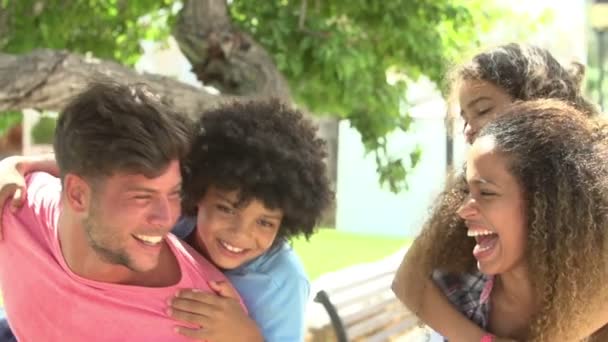 A család jól érzi magát a parkban — Stock videók
