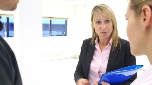 Agent immobilier montrant vide espace de bureau — Video