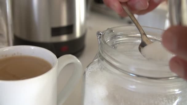 Hombre vertiendo azúcar en el té — Vídeos de Stock