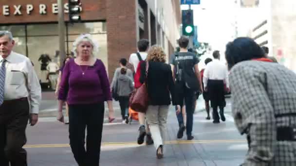 Pedestrians On Sidewalk In Los Angeles — Stock Video