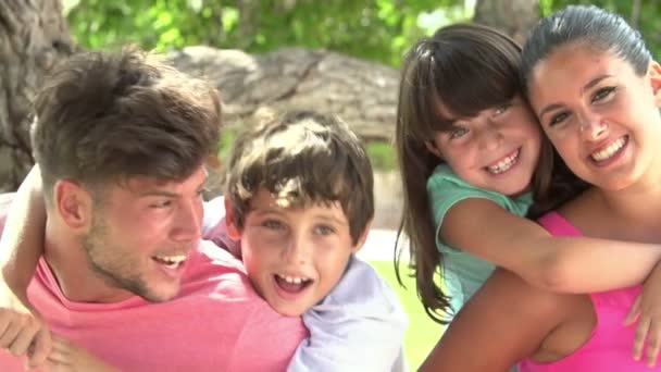 Famiglia si diverte nel parco — Video Stock