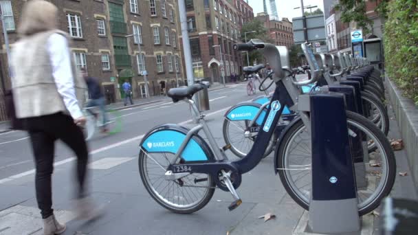 Stojak z cykli do wynajęcia w centrum Londynu — Wideo stockowe