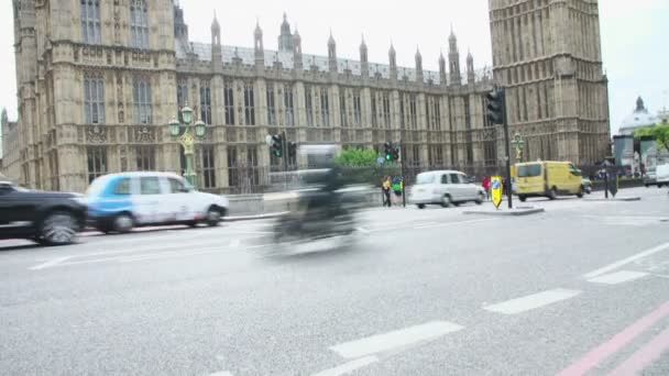 Casa del Parlamento Desde el puente de Westminster — Vídeo de stock