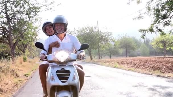 Pareja madura que monta la vespa del motor — Vídeo de stock